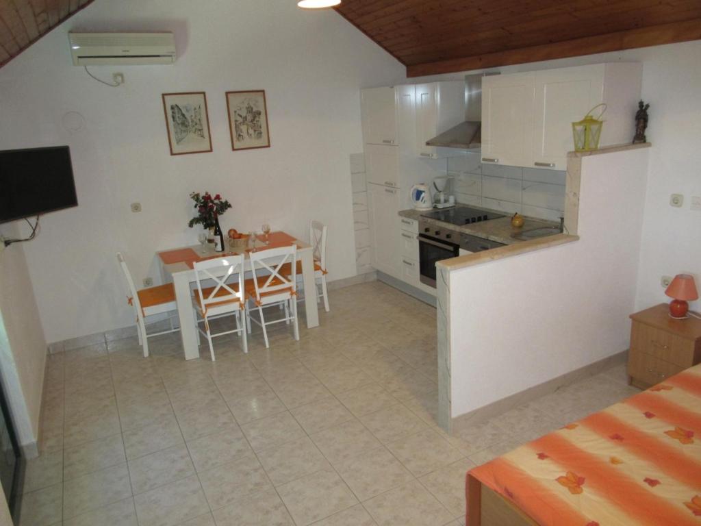 Kuchyň nebo kuchyňský kout v ubytování Holiday Home ZLATNI RAT (3543)
