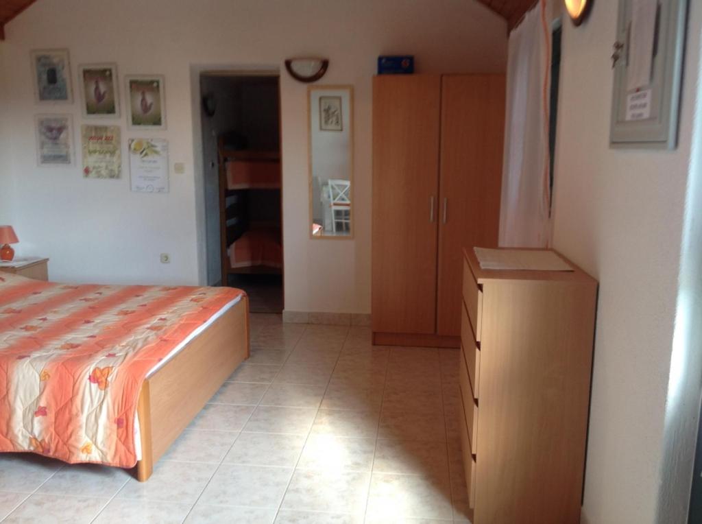 Postel nebo postele na pokoji v ubytování Holiday Home ZLATNI RAT (3543)