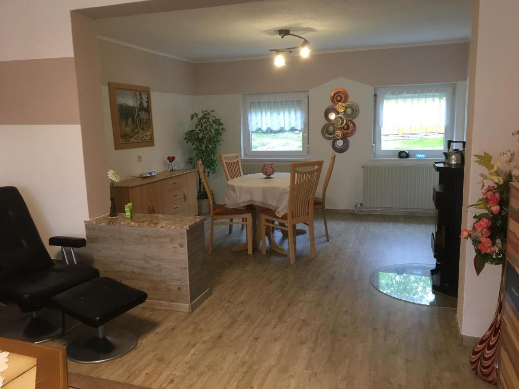 eine Küche und ein Esszimmer mit einem Tisch und Stühlen in der Unterkunft Ferienwohnung Gaby Familie Wichtl in Riedlhütte