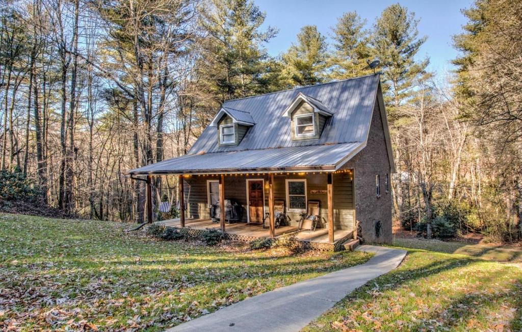 een huis in het bos met een gambrel dak bij Pisgah Adventure Cottage in Pisgah Forest