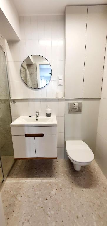 Kúpeľňa v ubytovaní Apartamenty w Kamienicy - centrum, bezpłatny parking