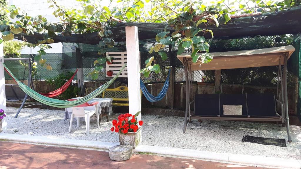 un patio con hamaca y columpio en Casa Los Geranios, en Pontevedra