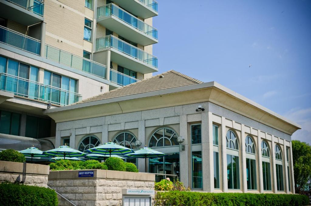 ミシサガにあるThe Waterside Innの傘付きの建物