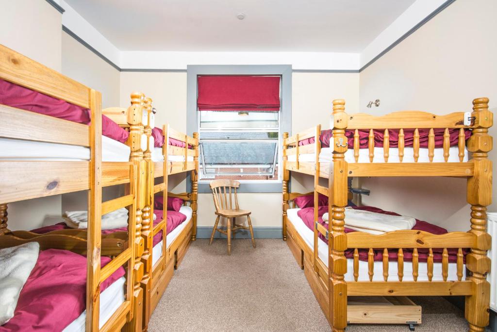 Postel nebo postele na pokoji v ubytování Llangollen Hostel Guest Rooms - NO Dormitories - Self Catering