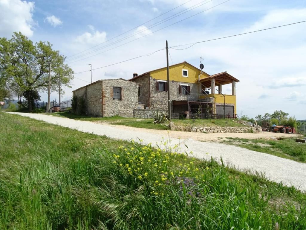 a house on the side of a road at Giardino casa Selciata in Calvi dellʼ Umbria