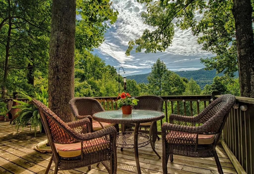 una mesa y sillas en una terraza con vistas en Tiger Pause, en Saluda