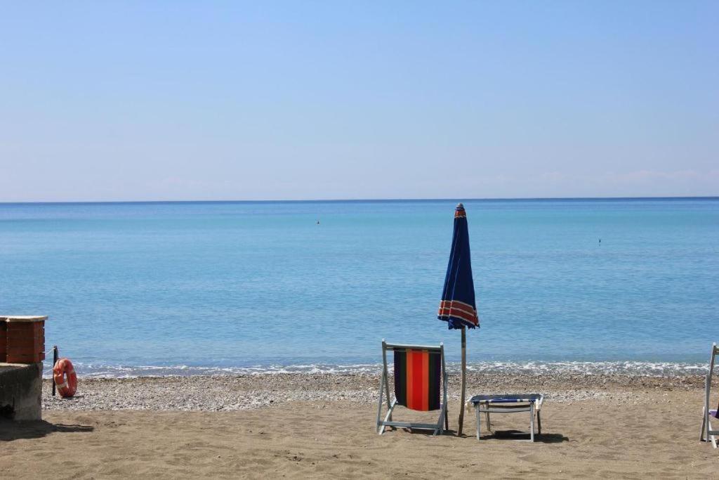 マリーナ・ディ・チェーチナにあるAffittacamere a due passi dal mareの砂浜のビーチ(椅子、パラソル付)