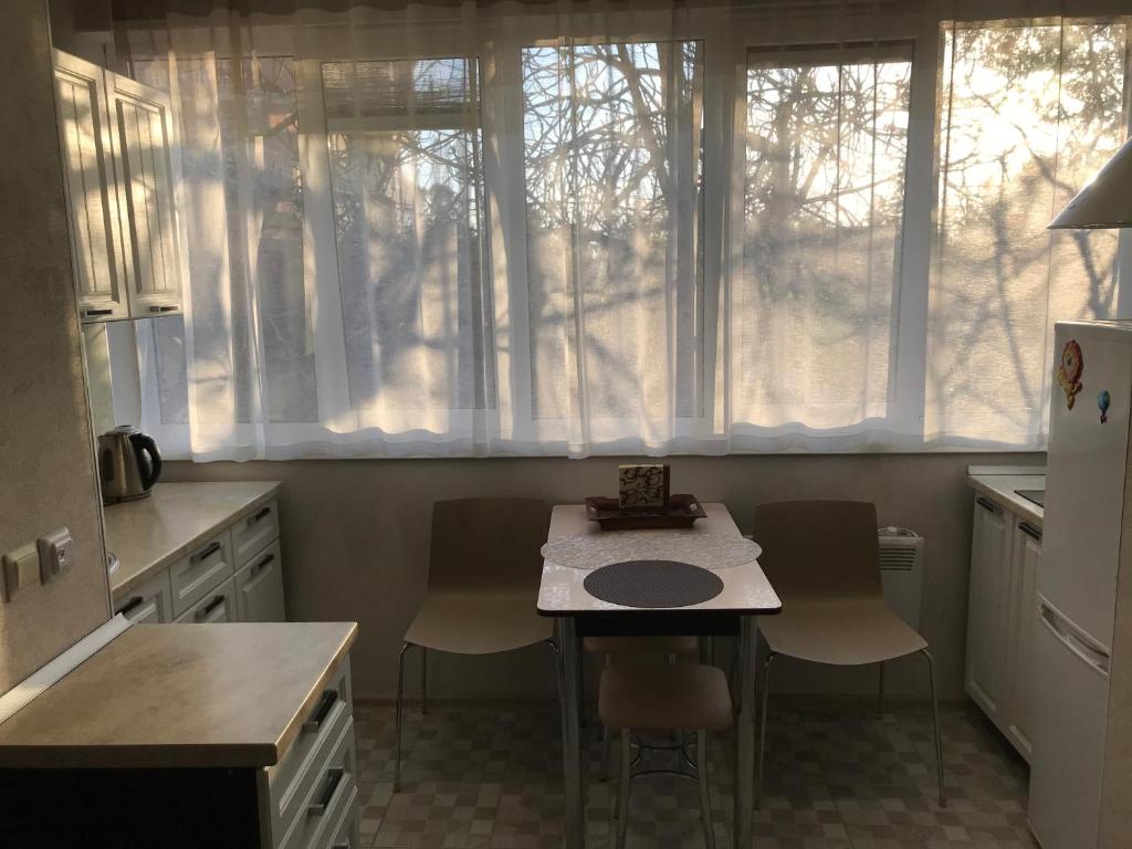 アドレルにあるЦарицыноのキッチン(テーブル、椅子付)、窓
