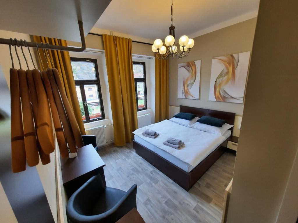 ein Schlafzimmer mit einem Bett und einem Stuhl darin in der Unterkunft Penzion Pinocchio in Teplice