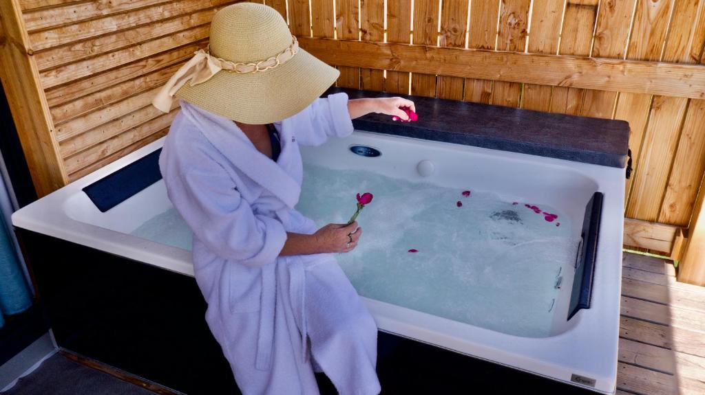 Le Volcan des Sens, chambres d'hotes de luxe et SPA - Suite De Luxe Avec Bain De Spa