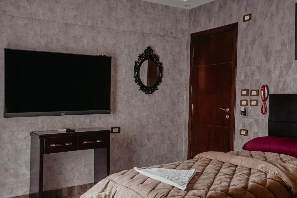 Postel nebo postele na pokoji v ubytování Pyramids Planet Hotel
