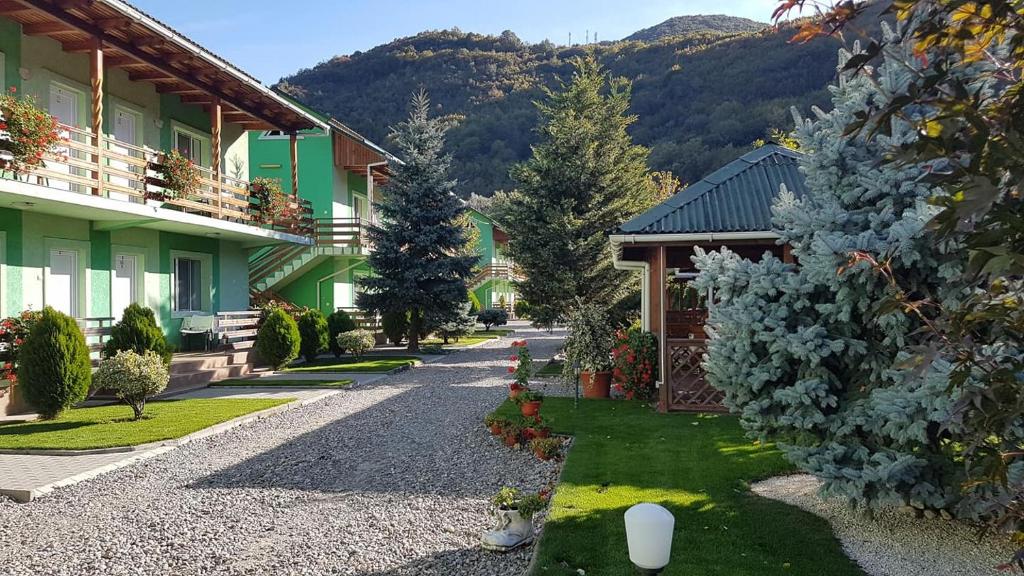 una calle en un pueblo con casas y árboles en Pension Charisma, en Băile Herculane