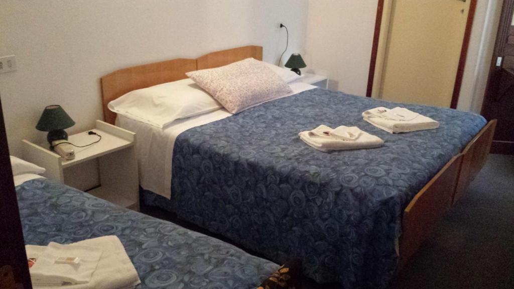 Postel nebo postele na pokoji v ubytování Nouveau Mirabeau