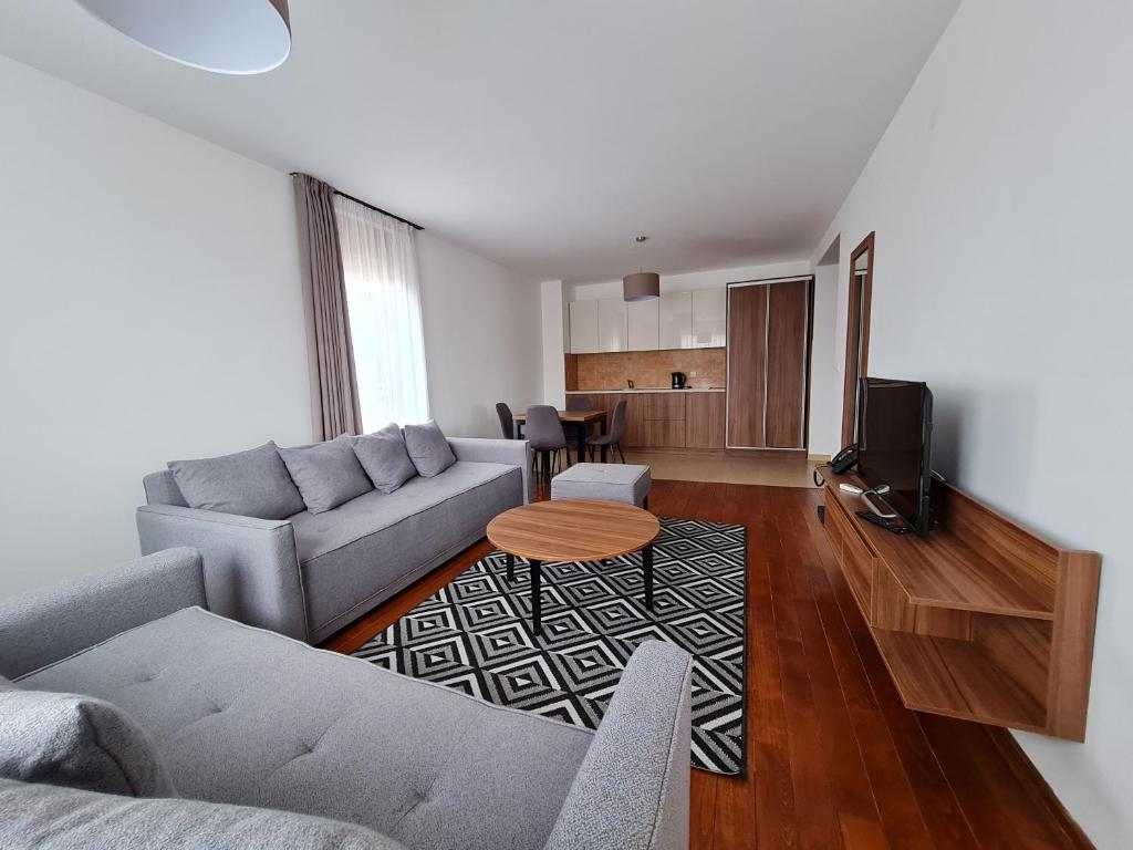 a living room with a couch and a table at Apartman Esperanza in Vrnjačka Banja