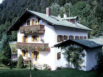 uma grande casa branca com plantas ao lado dela em Ferienwohnung Holl em Berchtesgaden