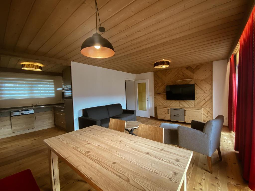 TV a/nebo společenská místnost v ubytování Gästehaus Weller
