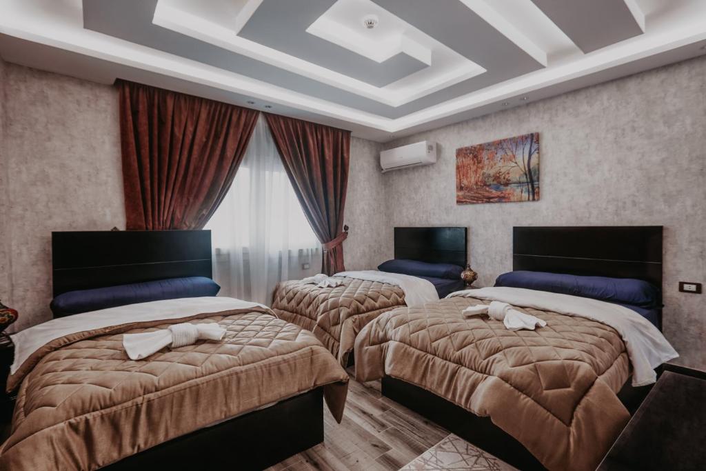 Postel nebo postele na pokoji v ubytování Pyramids Planet Hotel