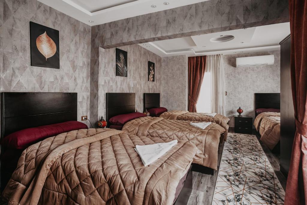 Postel nebo postele na pokoji v ubytování Pyramids Planet Hotel