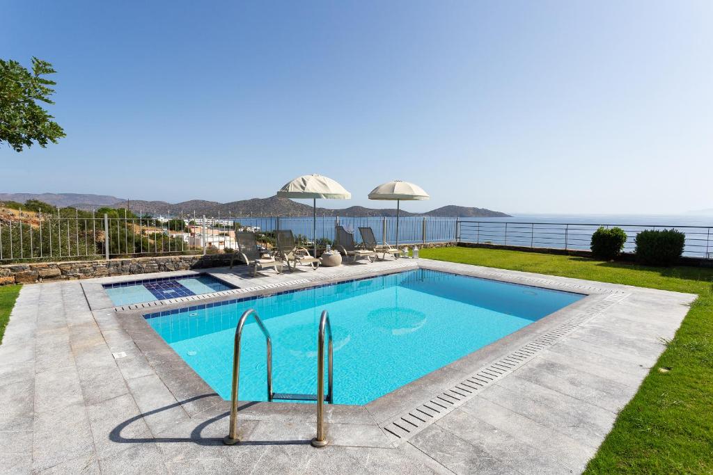 Basen w obiekcie Elounda Olea Villas And Apartments lub w pobliżu
