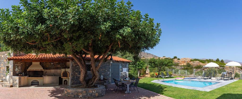 Basen w obiekcie Elounda Olea Villas And Apartments lub w pobliżu