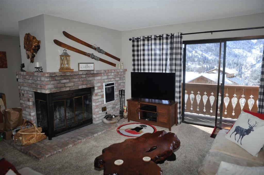 a living room with a fireplace and a television at Rr-interlaken 08 in June Lake