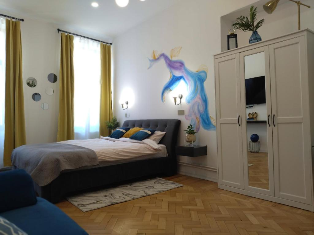 比斯特里察的住宿－Lionas Central Apartment，卧室配有一张床,墙上挂着美人鱼