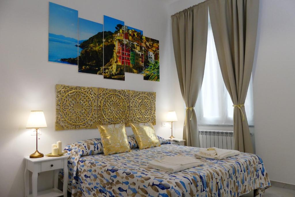 - une chambre avec un lit et une peinture murale dans l'établissement Valentyna Rooms, à La Spezia