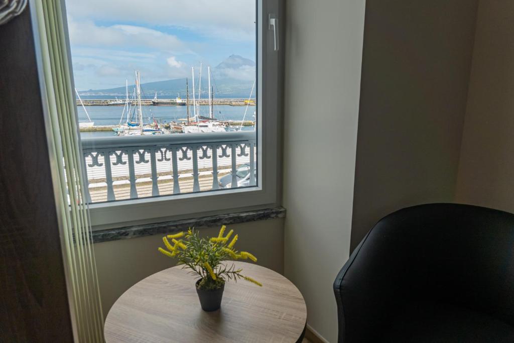 奧爾塔的住宿－Nereida，一张桌子和一个享有海港景色的窗口