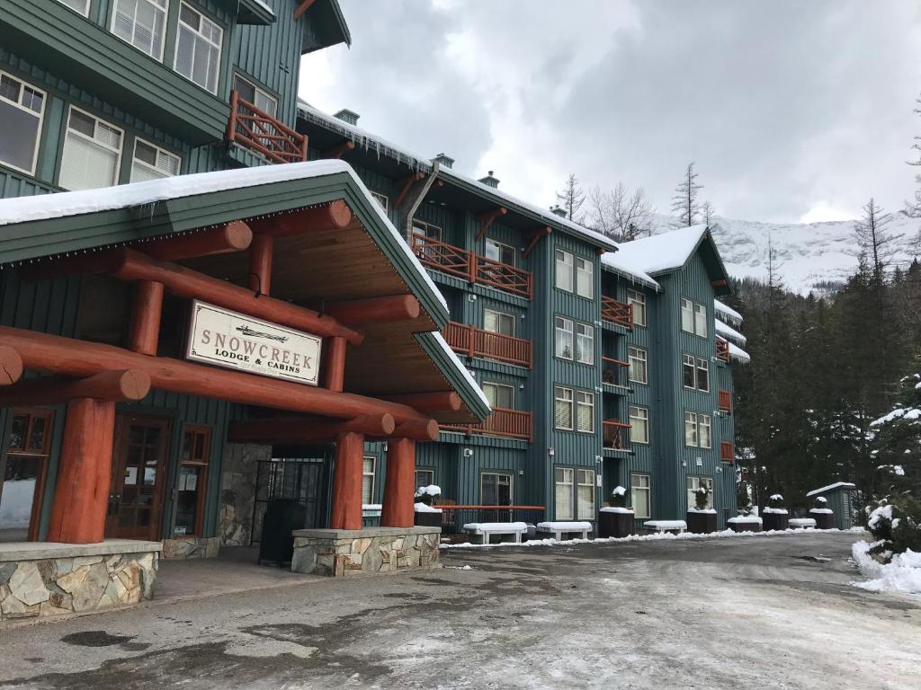 un gran edificio con un cartel para un lodge de esquí en Snow Creek Lodge by Fernie Central Reservations, en Fernie