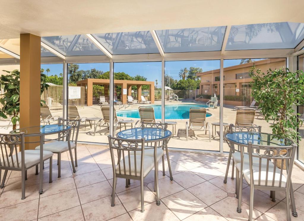 Bazén v ubytování WorldMark Palm Springs - Plaza Resort and Spa nebo v jeho okolí