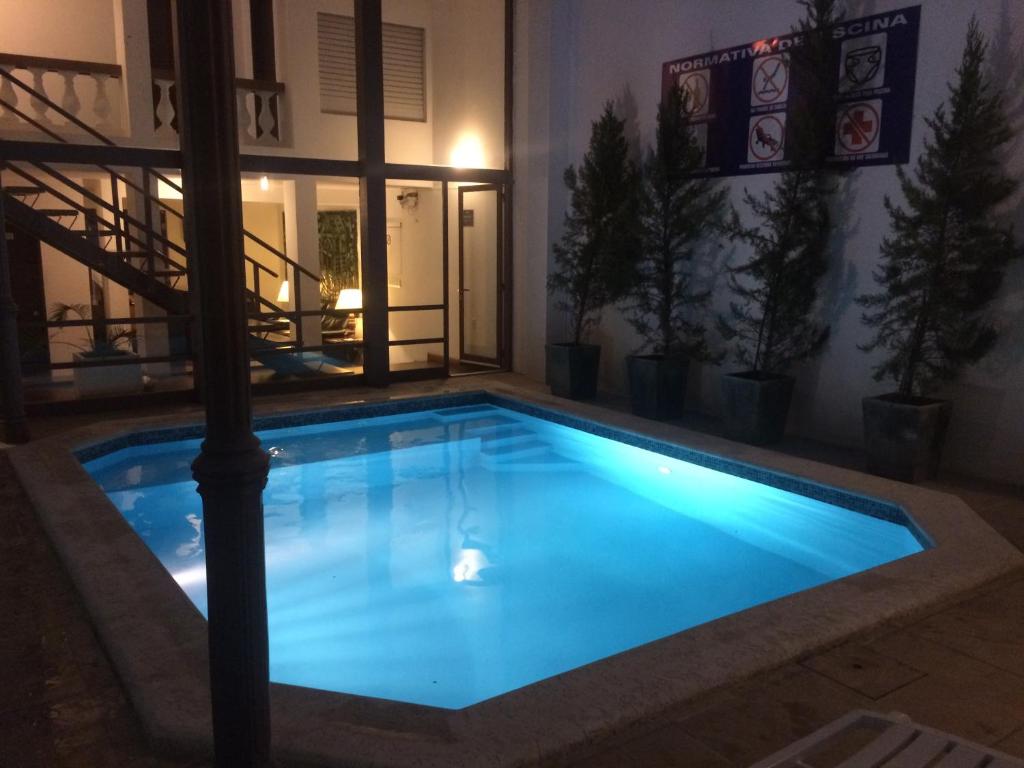 ein Schwimmbad in der Mitte eines Hauses in der Unterkunft HOTEL DEL NORTE in Artigas