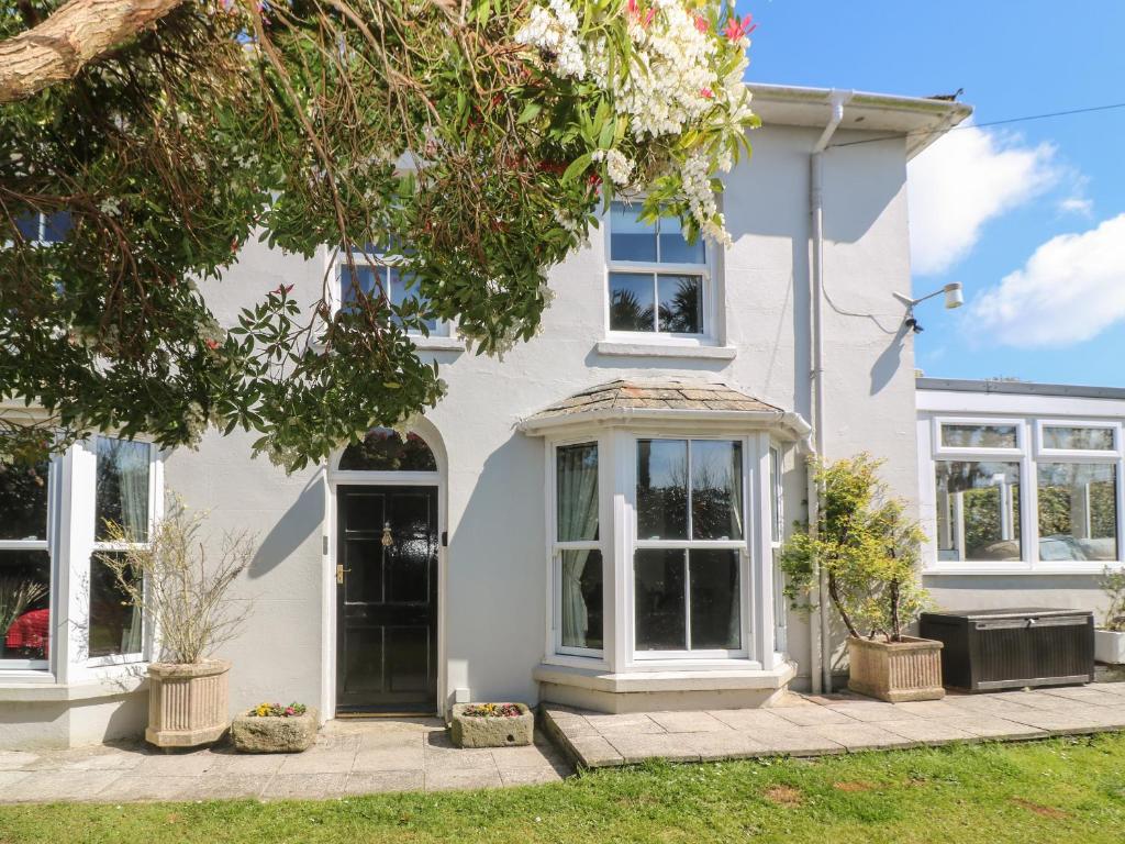 a white house with white windows at Burrow House in Par