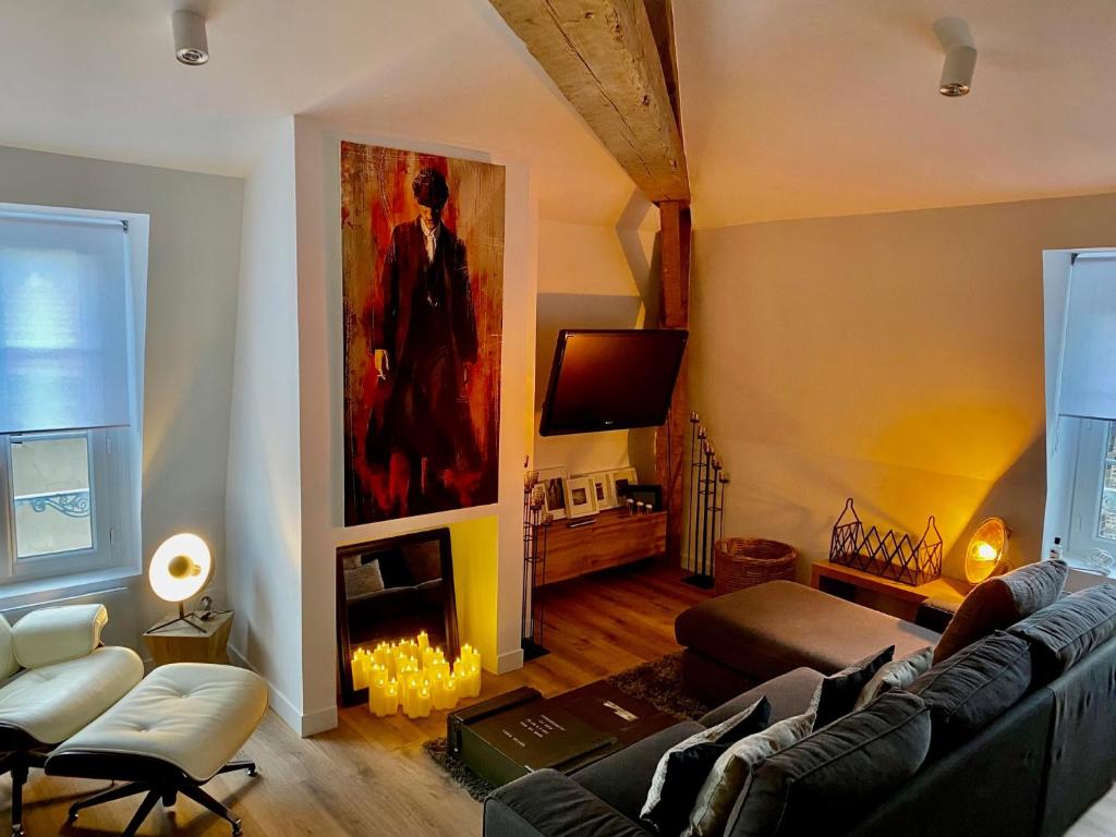 een woonkamer met een bank en een open haard bij Grand et superbe T3 : Au cœur du Centre Ville in Clermont-Ferrand