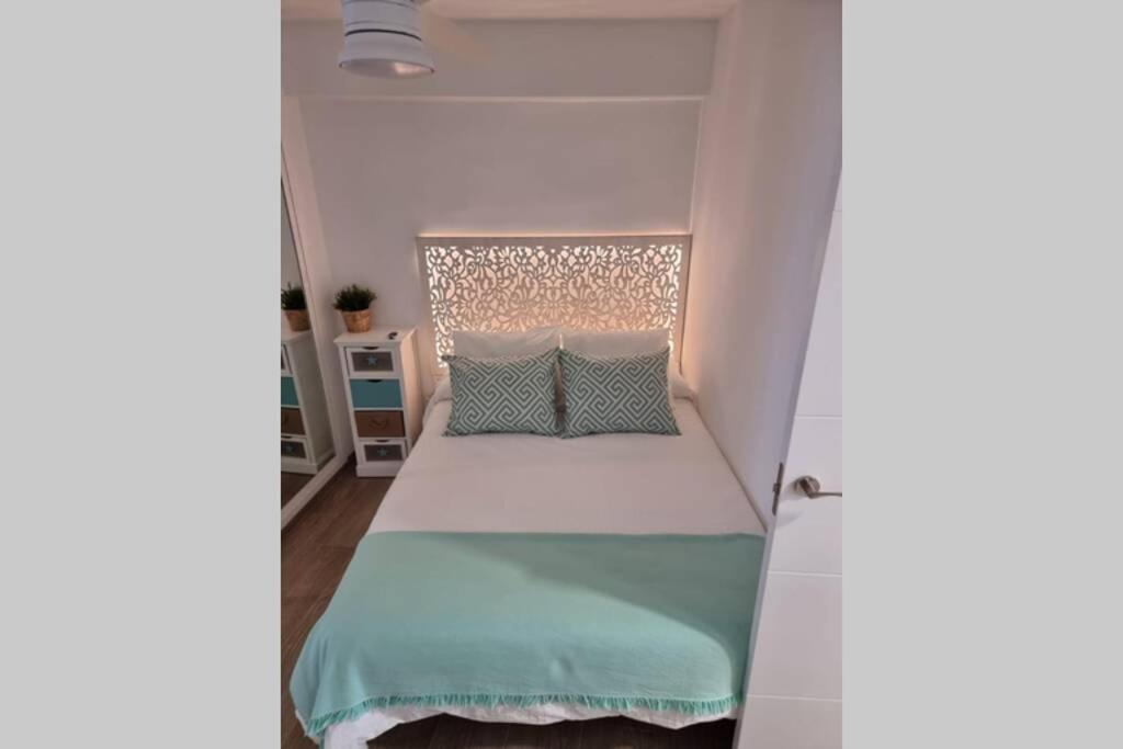 Posteľ alebo postele v izbe v ubytovaní Precioso apartamento 1ª linea de playa Getares