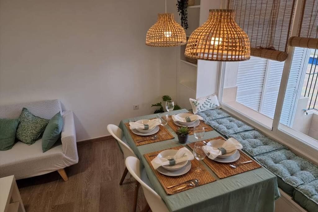 Posedenie v ubytovaní Precioso apartamento 1ª linea de playa Getares