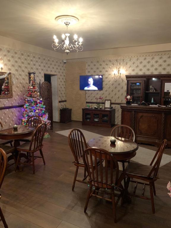 un soggiorno con un albero di Natale e tavoli di Platinvm B&B a Predeal