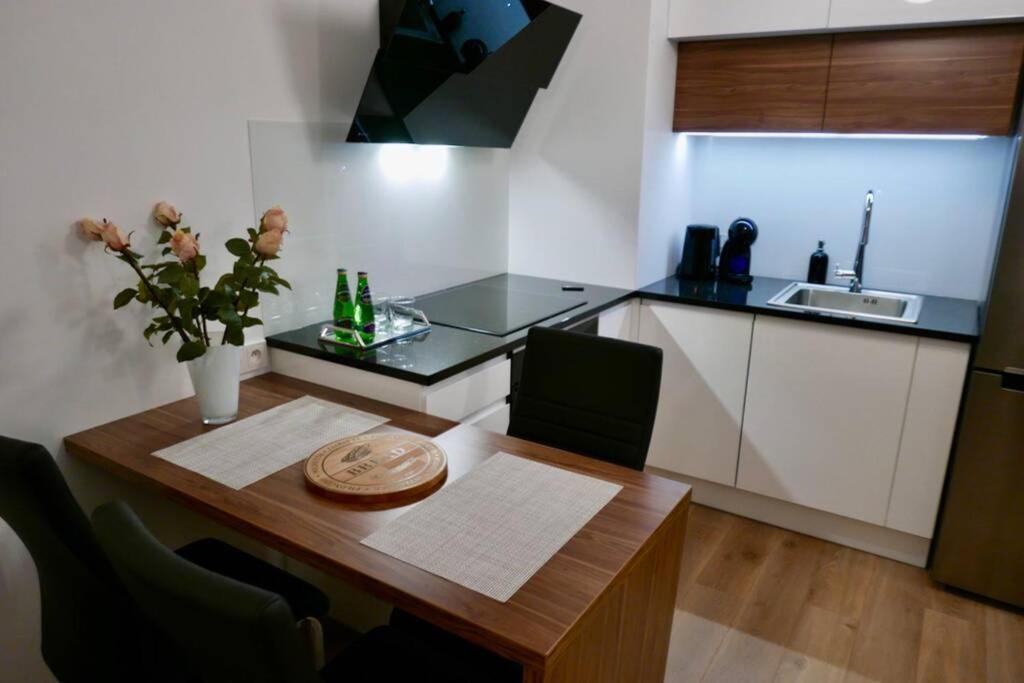 Kuchyňa alebo kuchynka v ubytovaní Oś Królewska - Modern Apartment in Wilanów