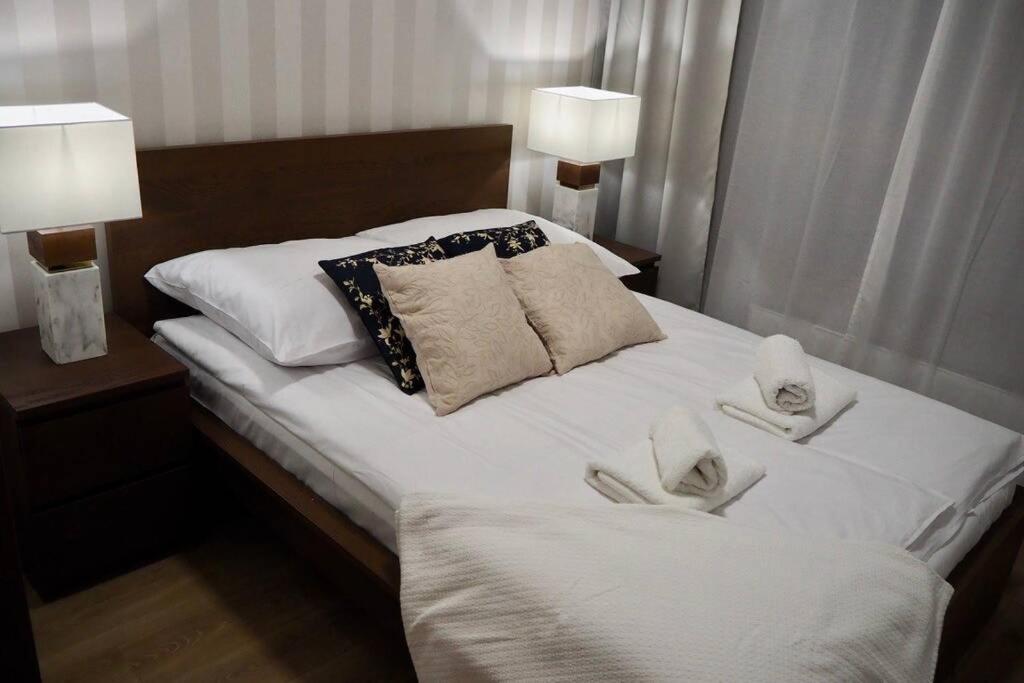 Posteľ alebo postele v izbe v ubytovaní Oś Królewska - Modern Apartment in Wilanów