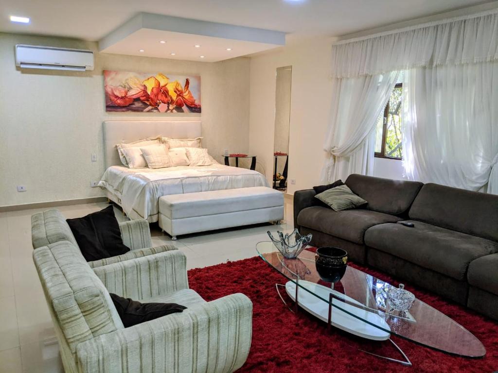 a living room with a couch and a bed at Sítio Esperança e Fé in Ribeirão das Neves
