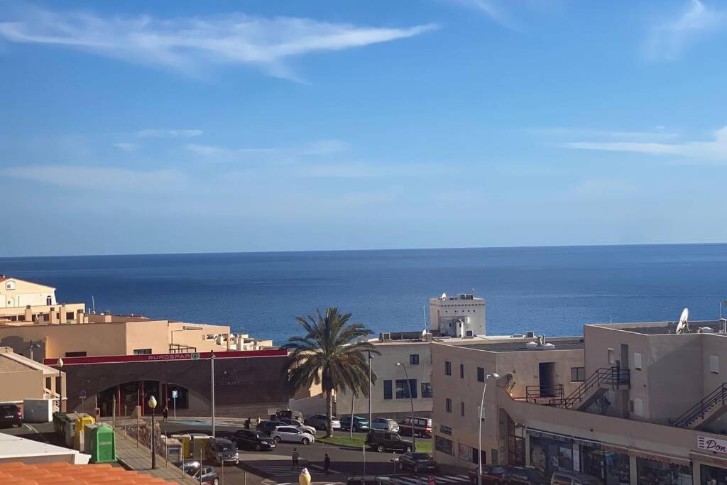 vista su una città con l'oceano sullo sfondo di Apartamento Cristina 3D a Morro del Jable