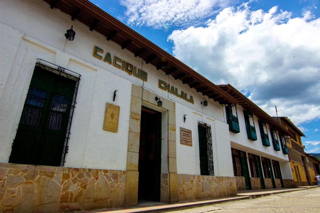 a building with the words exchange clinic on it at Hotel Cacique Chalalá in Charalá
