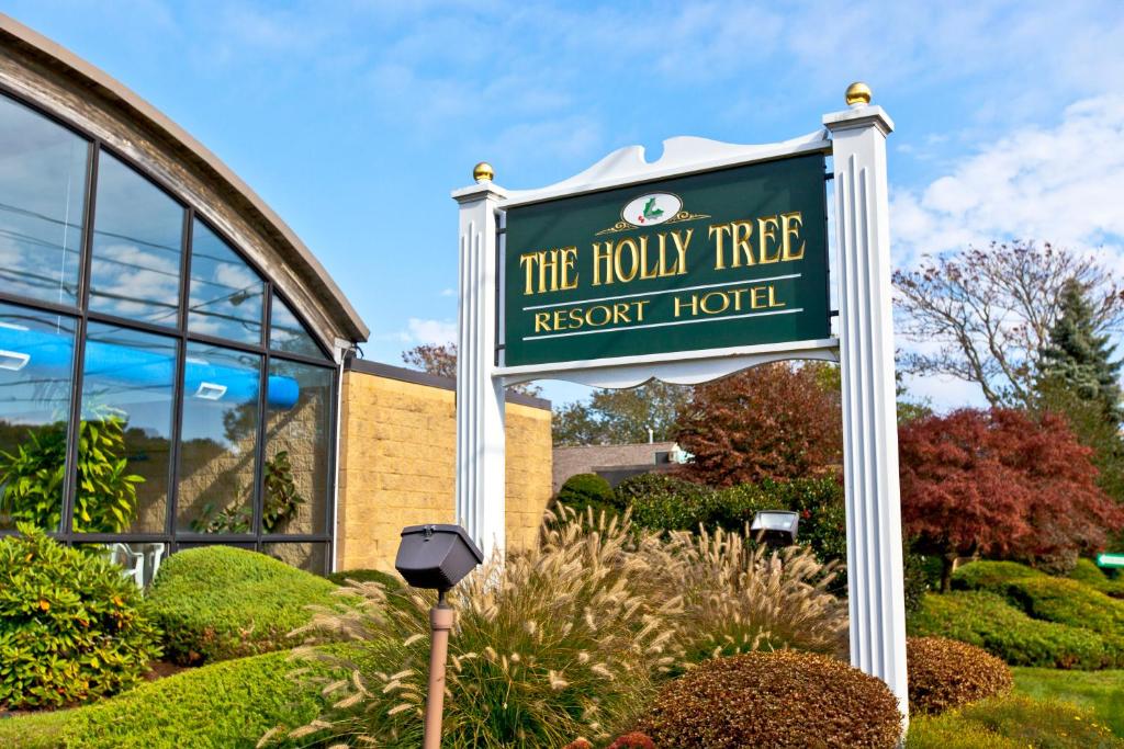 un cartel que lee el hotel Holly Tree Resort en Holly Tree Resort, a VRI resort, en West Yarmouth