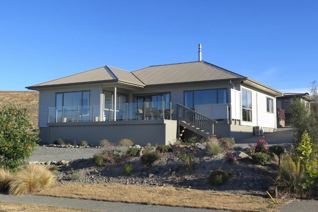a large house with a lot of windows at Braeview in Lake Tekapo