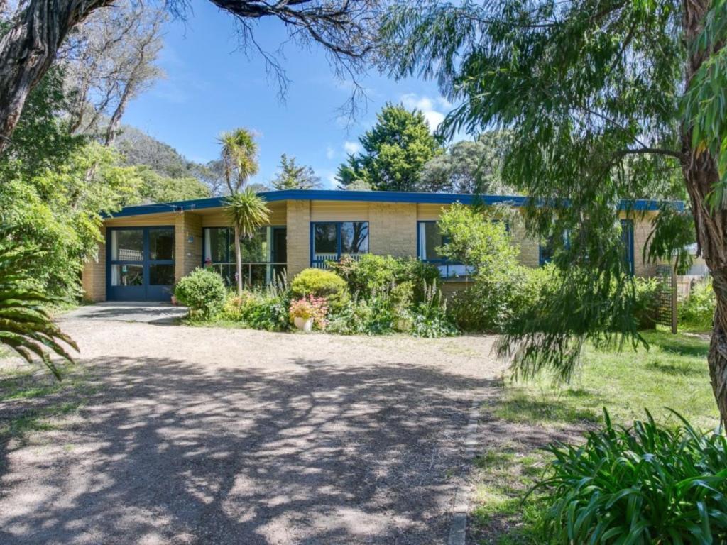 a house with a large driveway in front of it at Woodlands Retreat Rye in Rye
