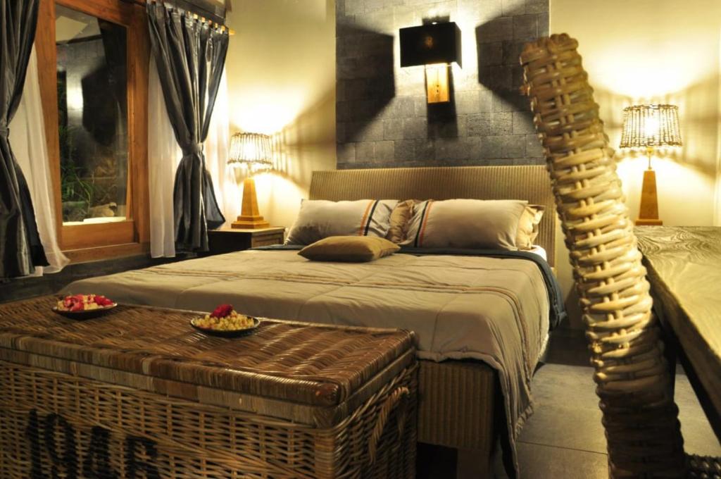 Postel nebo postele na pokoji v ubytování Astuti Gallery Homestay