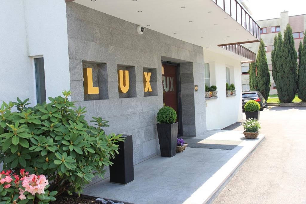 eine Lobby eines Gebäudes mit einem Straßenschild darauf in der Unterkunft Businesshotel Lux in Luzern
