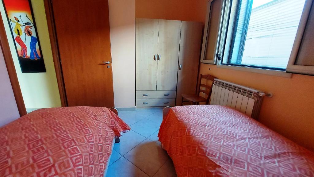 Łóżko lub łóżka w pokoju w obiekcie Le 3 Palme