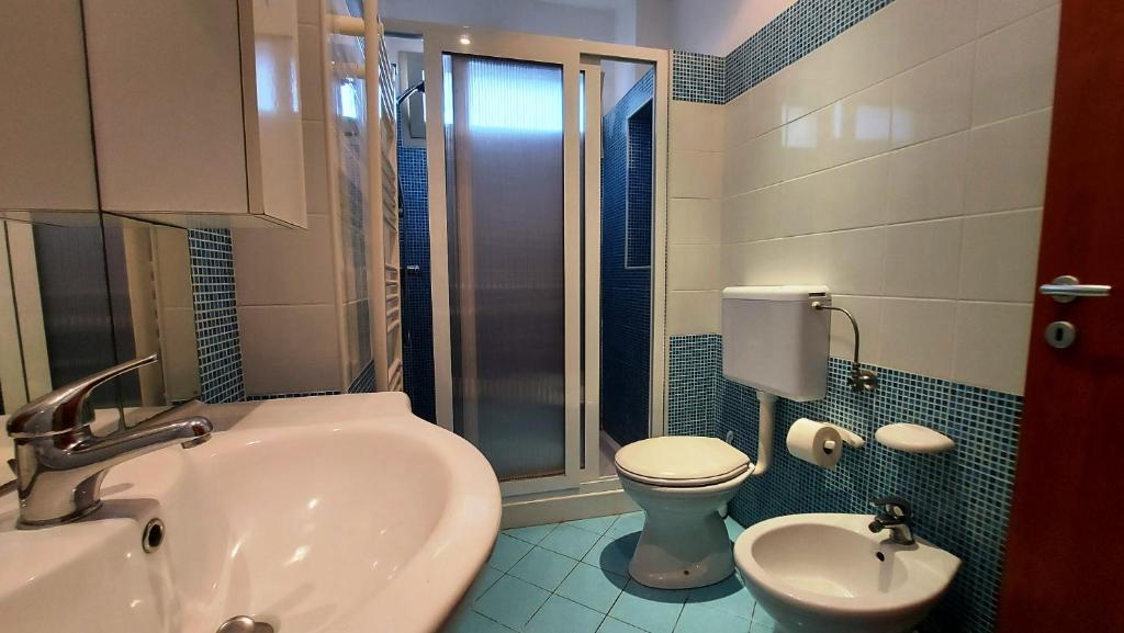 łazienka z umywalką, toaletą i prysznicem w obiekcie Le 3 Palme w mieście Morciano di Leuca