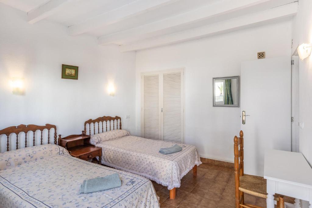 Postel nebo postele na pokoji v ubytování Cala Serena Beach 2