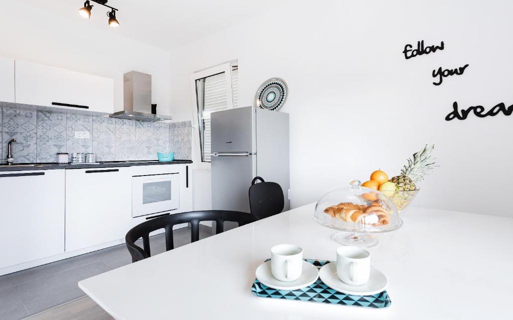 Kuchyňa alebo kuchynka v ubytovaní Apartment Black & White